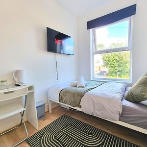 Easy Rooms, London Luton Airport -24 Hour Check-In